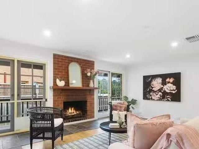 Deal! 30 Reids Lane, Warranwood, VIC 3134