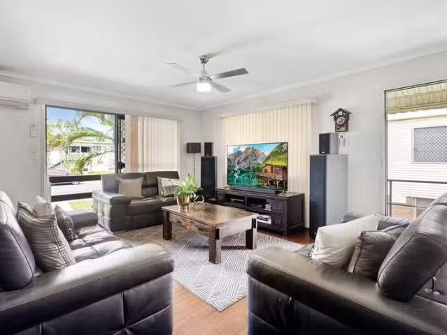 Just in! 30 Victoria Street, WOODRIDGE, QLD 4114 House for R.