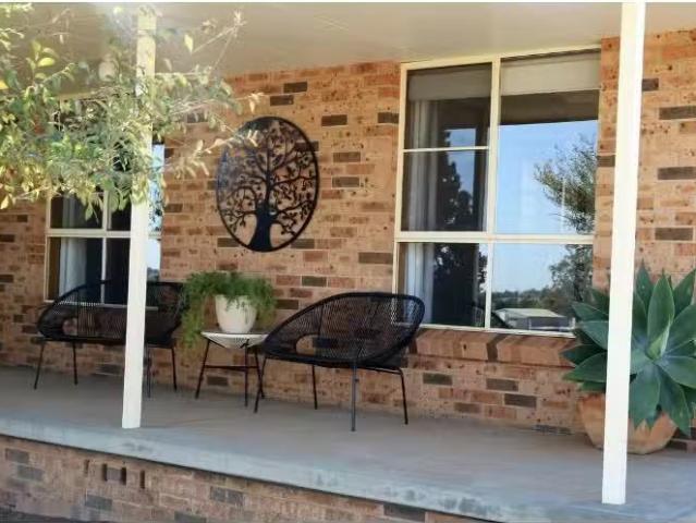Just in! 318 Newell Highway, Parkes House for rent Listed by.