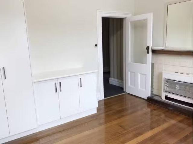 Cozy 3/1 Lambert Avenue, SANDY BAY Apartment for rent Listed.