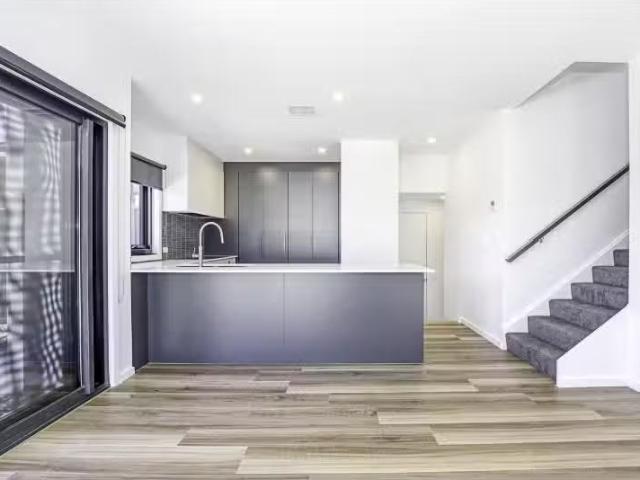 Deal! 3/29 Castagna Street, Strathnairn Townhouse for rent Li.