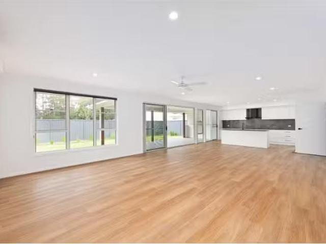 New 32 Commander Street, Thrumster House for rent Listed by C.