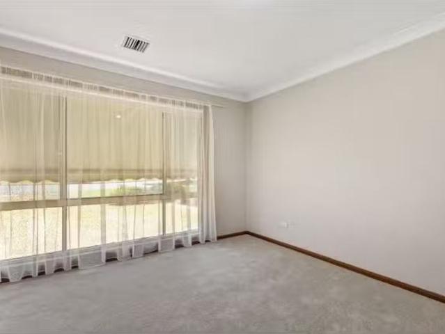 Nice 33 Warrambool Crescent, Glenfield Park House for rent Li.