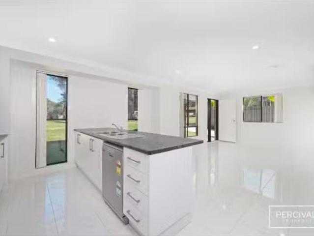 Charming 33a Kingfisher Road, Port Macquarie Townhouse for ren.