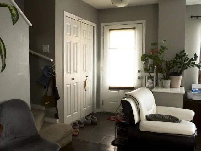 Cozy 3 + 1 bedroom half duplex in the desired Orchards, Ellerslie. — 4 Bedrooms Duplex