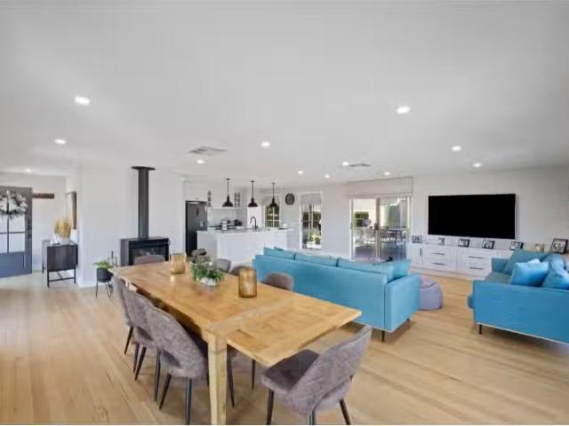Nice 3 Craig Drive, Bellbridge House for rent Listed by Renee.