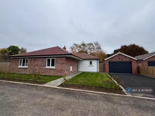Cozy 3 BA 3 bedroom bungalow for rent in Woodland Walk, Frinto.