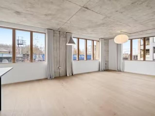 Cozy 3 BA 3 bedroom flat for rent in London Lane, London Field.