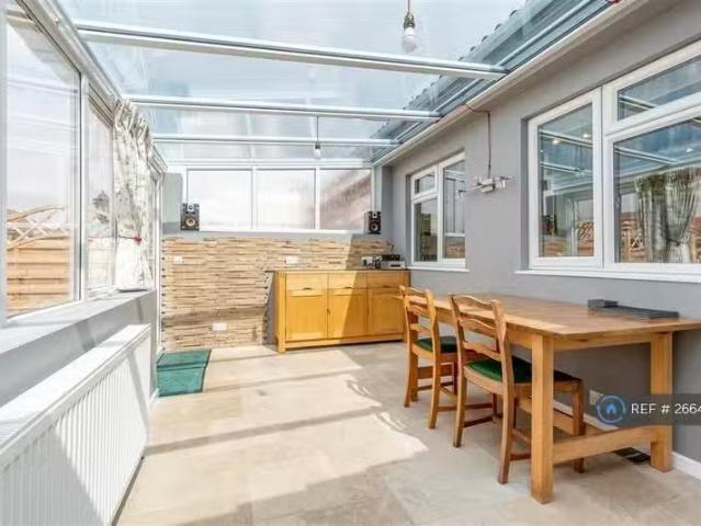 Cheap 3 BA 3 bedroom terraced house for rent in South Liberty.