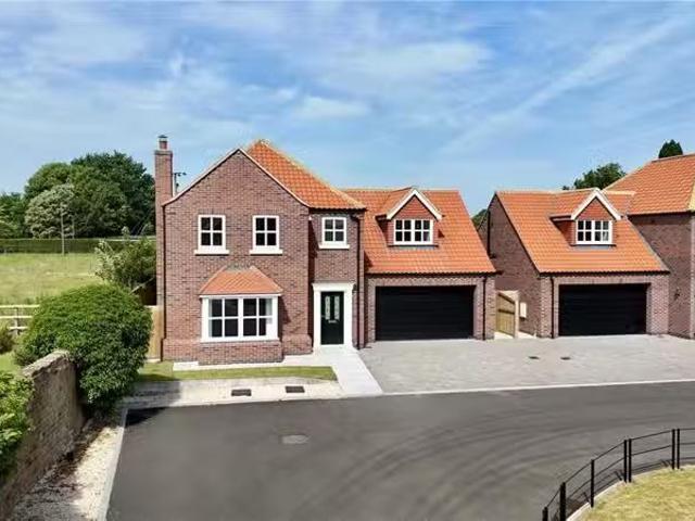 Rental! 3 BA 4 bedroom detached house for rent in Maris Way, G.