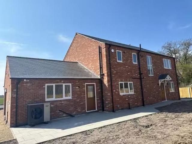 For Rent! 3 BA 4 bedroom detached house for rent in New Bank E.