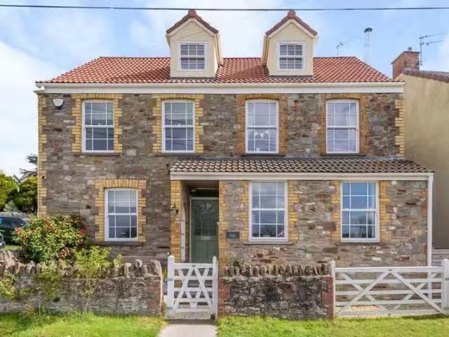 Rental! 3 BA 4 bedroom detached house for rent in Norman Road.