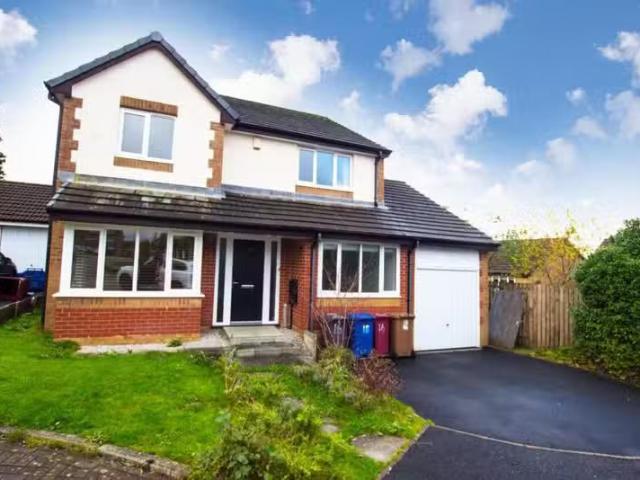 Just in! 3 BA 4 bedroom detached house for rent in Campbell Cl.