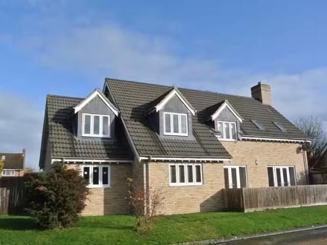 For Rent! 3 BA 4 bedroom detached house for rent in Hamilton R.