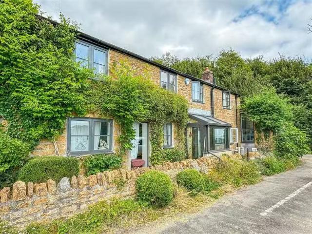 For Rent! 3 BA 4 bedroom detached house for rent in Stoke Abbo.