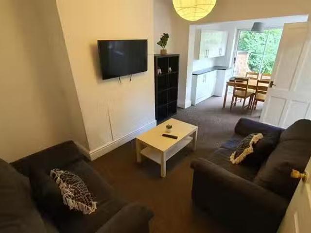 Just in! 3 BA 4 bedroom house share for rent in Sydney Road, C.