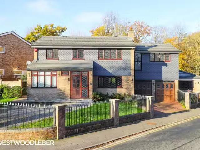 Cozy 3 BA 5 bedroom detached house for rent in Sheredes Drive.