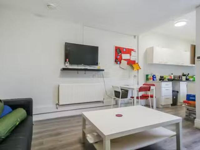 Cozy 3 BA 5 bedroom terraced house for rent in Hubert Road, Se.