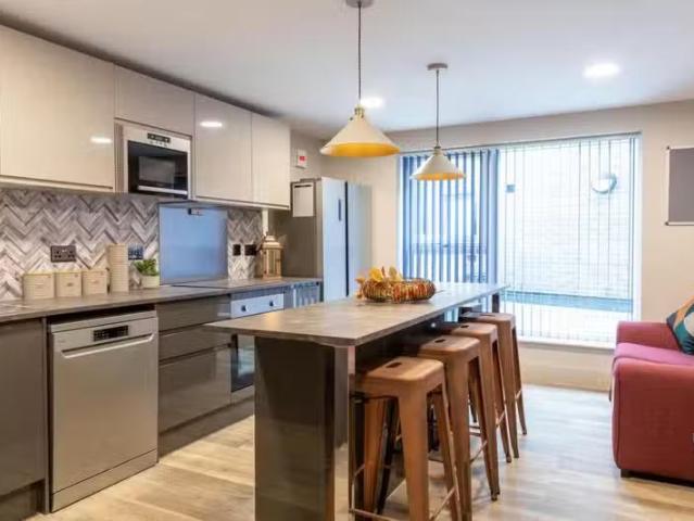 Just in! 3 BA 6 bedroom flat for rent in 147 Gloucester Road.