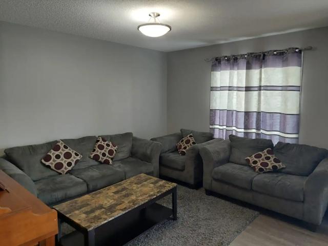 Cozy 3 bed 2.5 bath duplex house