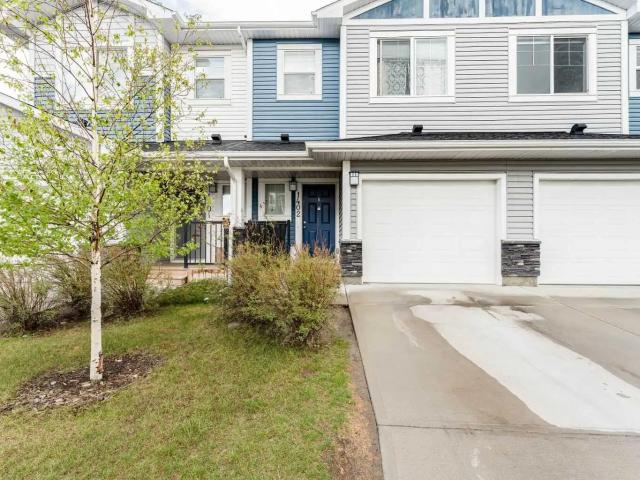 Cozy 3 Bedroom, 2.5 Bathroom Town House Beside Nature and Friendly Neighbours