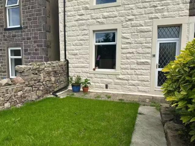Deal! 3 bedroom terraced house for rent in Far East View, Barn.