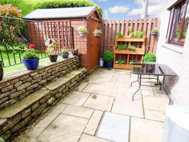 Cheap 3 bedroom terraced house for rent in Quarry Close, Kirkb.