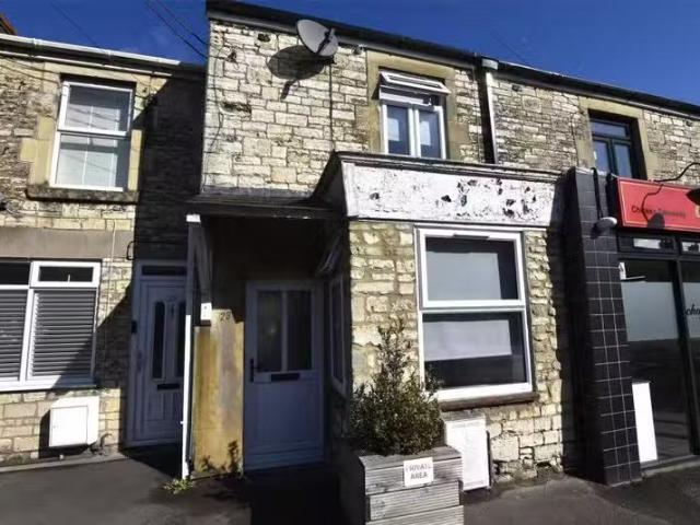 Charming 3 bedroom terraced house for rent in Radstock Road, M.