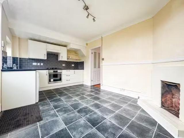 Cheap 3 bedroom terraced house for rent in Rodway Road, Patchw.