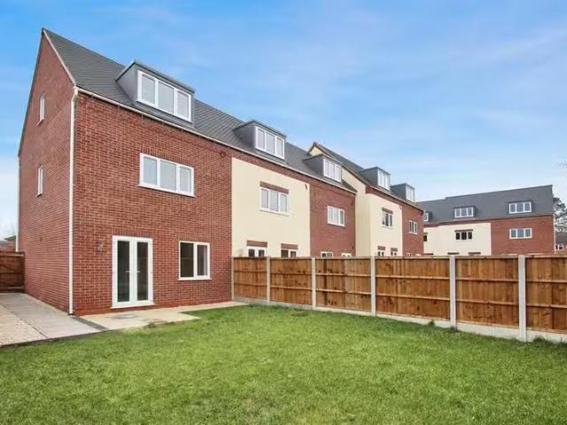 Nice 3 bedroom town house for rent in Evesham Road, Redditch.