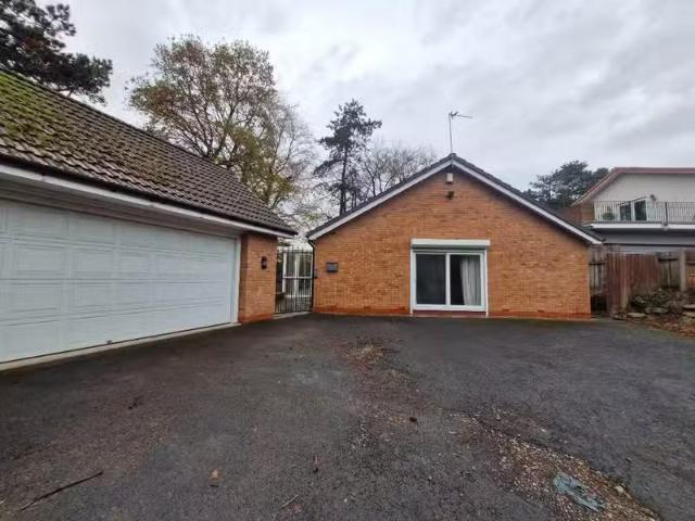 Deal! 3 bedroom detached bungalow for rent in Upton Road, Pren.