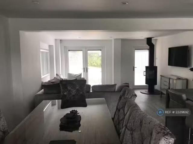 Cozy 3 bedroom detached house for rent in Castle Hill, Llanble.