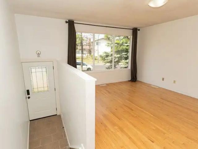 Cozy 3 Bedroom Duplex in Beddington Heights