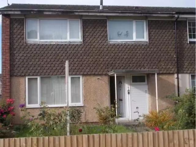 Cozy 3 bedroom end of terrace house for rent in Tintern Walk.