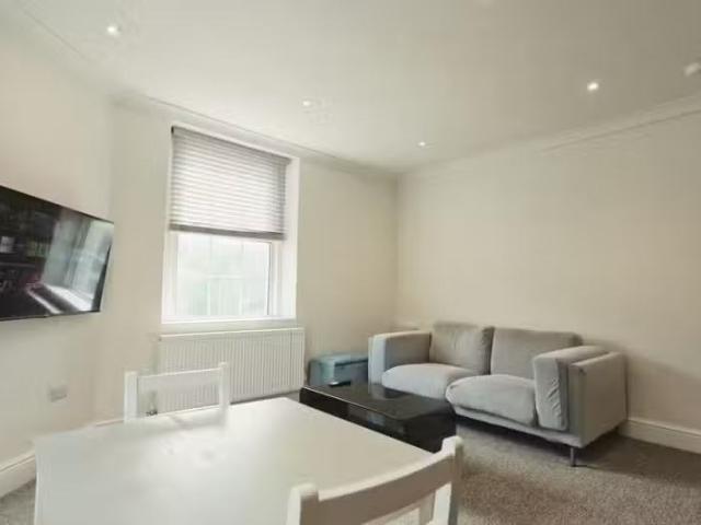 New 3 bedroom flat for rent in Henleaze Road, Bristol, BS9