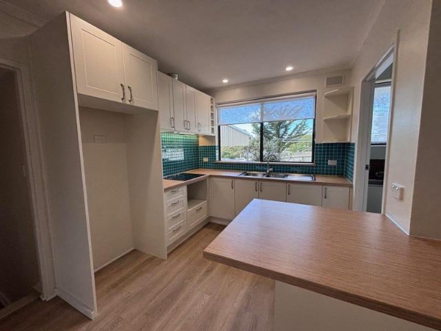 Cozy 3 Bedroom Home Just a Short Walk to the Centre of Victor Harbor