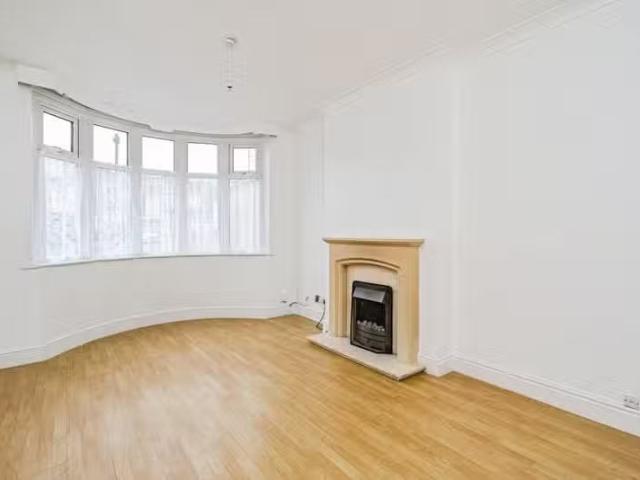 Cheap 3 bedroom house for rent in Alwin Road, Rowley Regis, We.