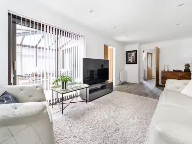 Unique 3 bedroom property to let in Marlborough Place, Lymingt.