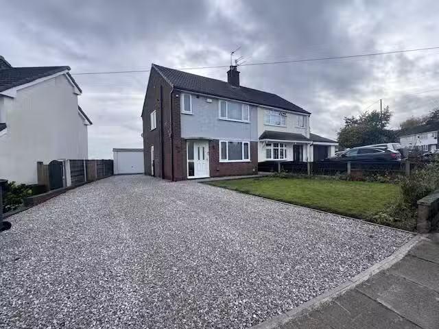 Rental! 3 bedroom semi detached house for rent in Fieldhead Av.