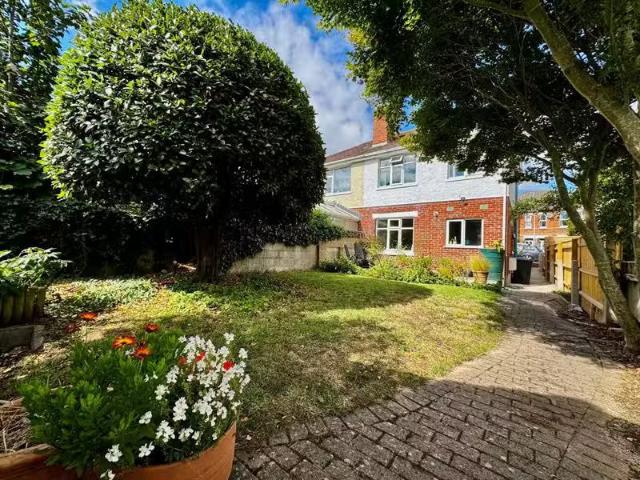 Just in! 3 bedroom semi detached house for rent in Francis Roa.