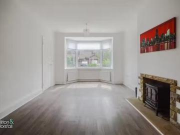 Rental! 3 bedroom semi detached house for rent in Grange Avenu.