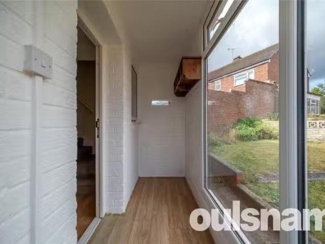 Rental! 3 bedroom semi detached house for rent in Lyttleton Av.