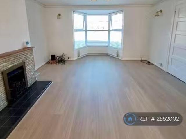 Rental! 3 bedroom semi detached house for rent in Longcroft La.