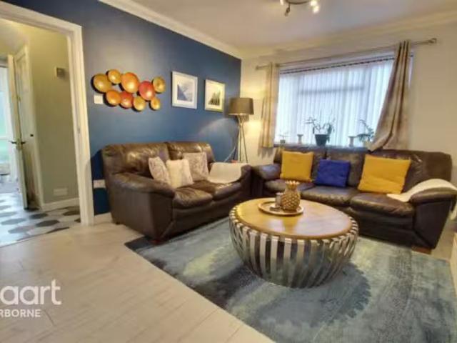 Deal! 3 bedroom semi detached house for rent in Warple Road, Q.