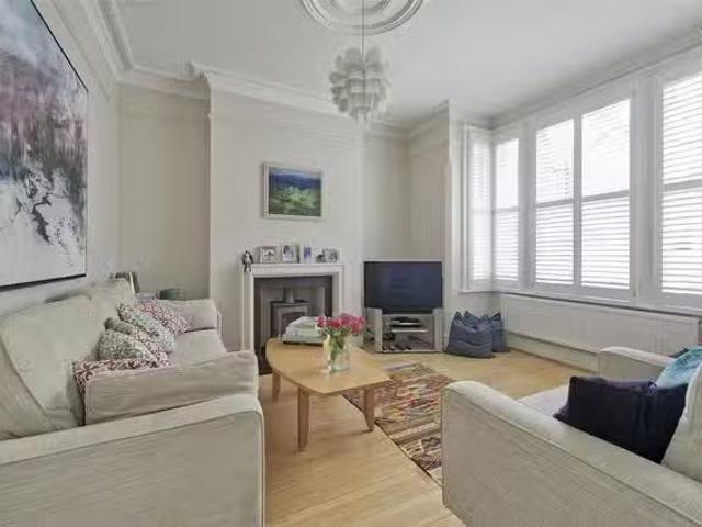 Rental! 3 BR 3 rooms apartment in Tooting Bec