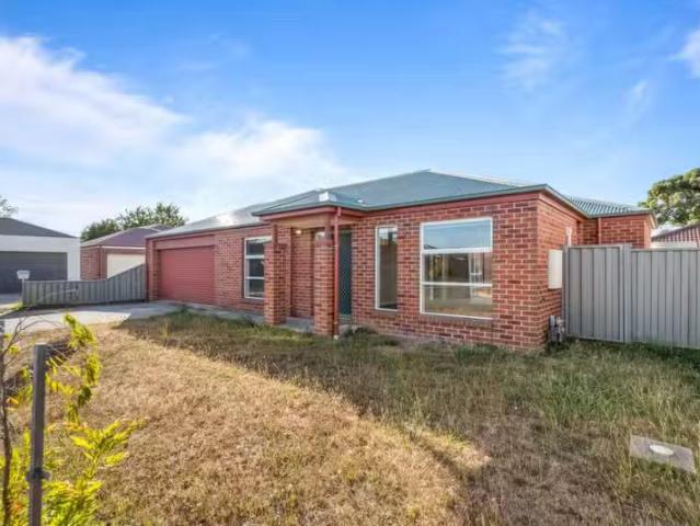 Unique 3 BR 103 Mc Nulty Dr, Wendouree VIC 3355 House For Le.