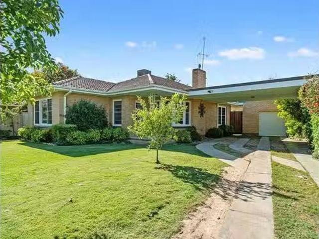 Charming 3 BR 10 Amos Avenue, Benalla, VIC 3672