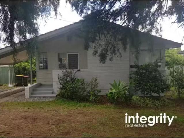 Cheap 3 BR 115 Kalandar Street, Nowra House for rent Listed b.