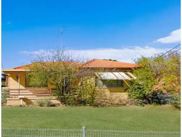 Deal! 3 BR 11 Munmora Place, OXLEY PARK House for rent Listed.