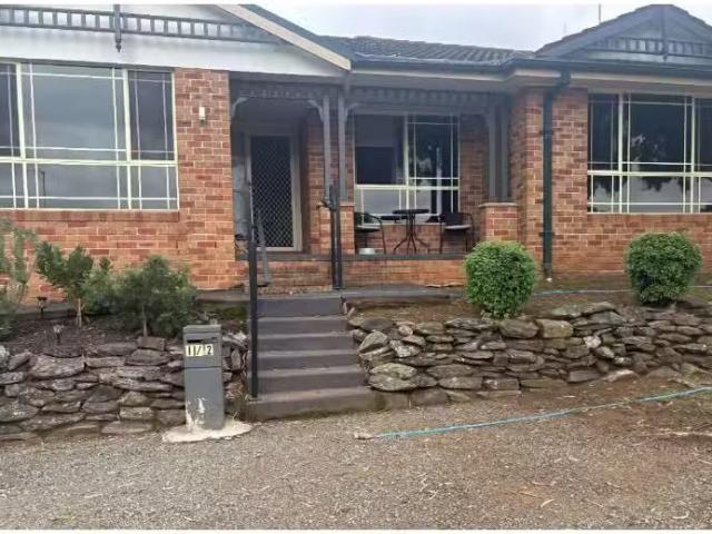 Rental! 3 BR 1/2 Downes Crescent, Currans Hill Townhouse for r.